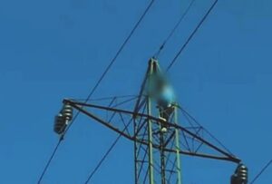 Tragedie la Pucheni! Un electrician si-a gasit sfarsitul pe un stalp al retelei electrice