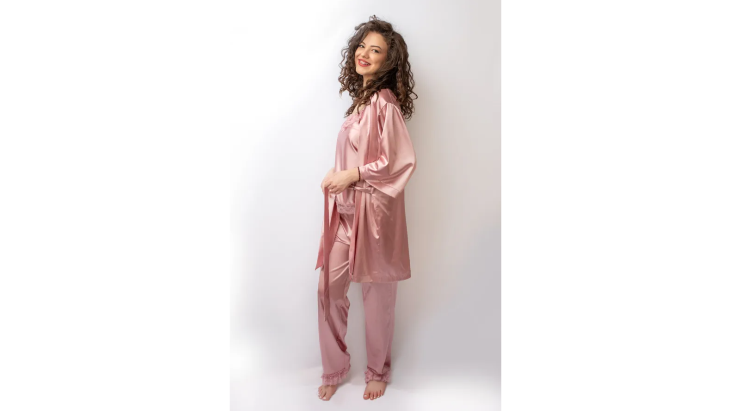 Eleganta si rasfatul: Pijamalele de dama din satin de la Malika Fashion