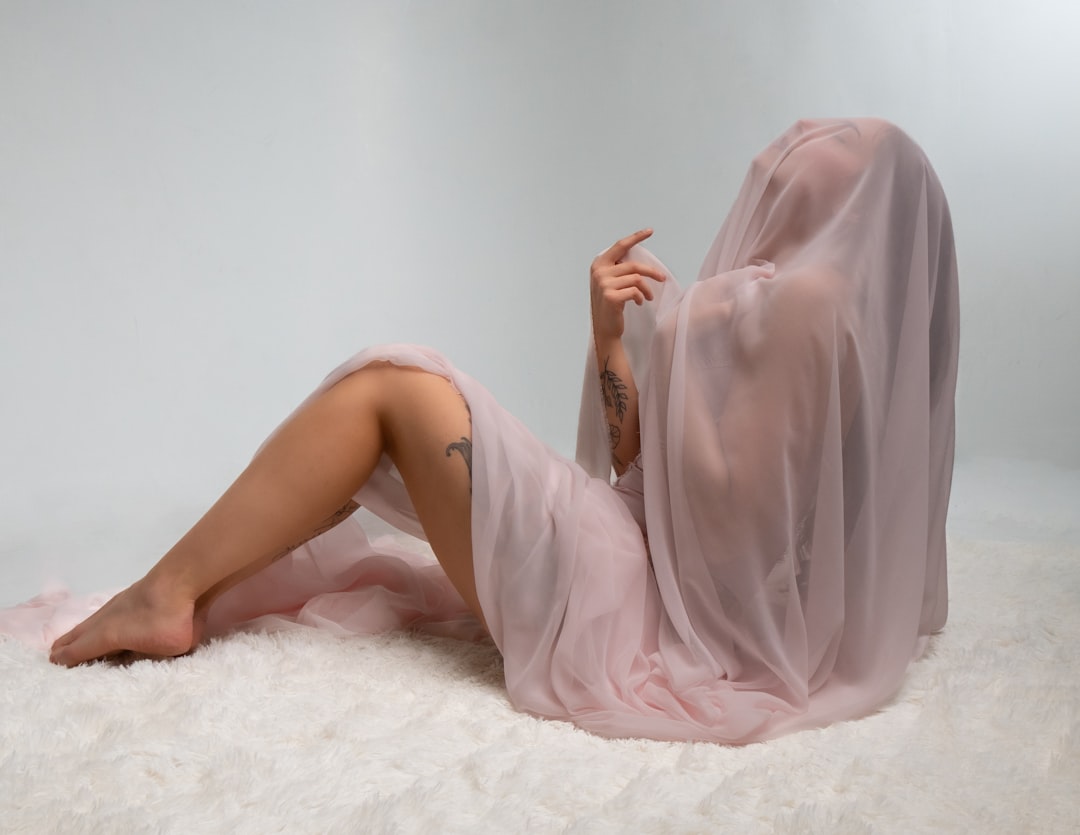 Photo authenticity, femininity