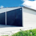 Garaj metalic pentru curte: când este potrivit pentru mașină, depozitare sau atelier