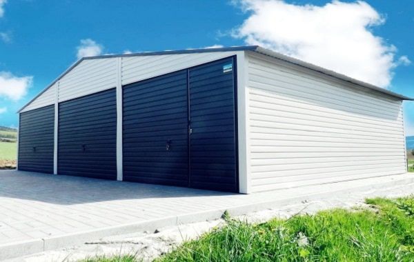 Garaj metalic pentru curte: când este potrivit pentru mașină, depozitare sau atelier