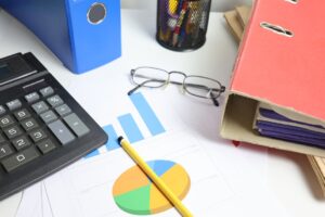 Cum să gestionezi eficient fluxul de numerar pentru a evita blocajele financiare