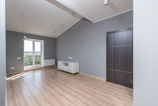 Sufragerie goală a unui apartament pregătit pentru închiriere, cu un set de chei lăsat pe pervaz