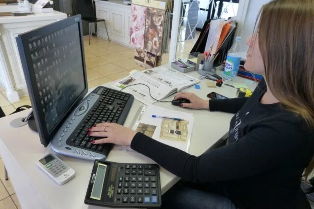 Birou cu calculator, caiet de notițe și cafea, unde un freelancer își verifică încasările